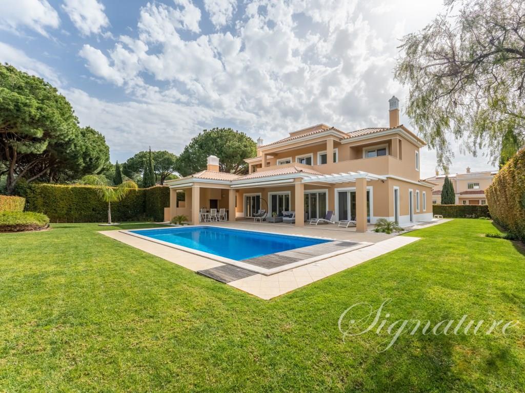 Beautifully presented 4-bedroom villa in Vila Sol