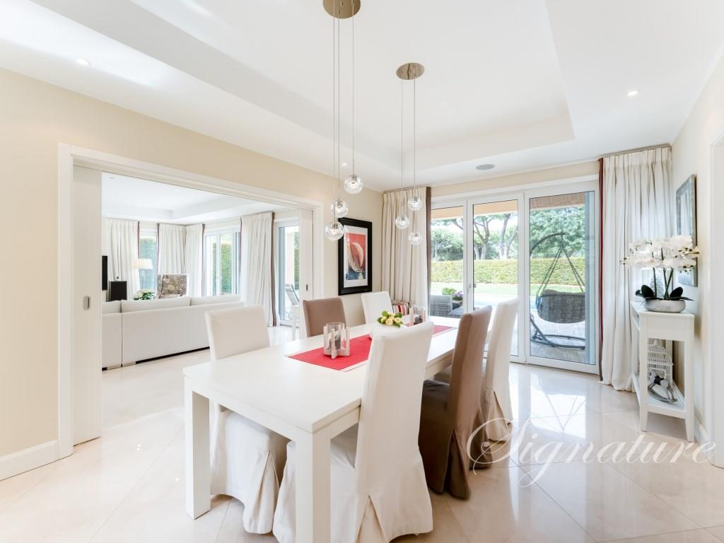 Beautifully presented 4-bedroom villa in Vila Sol