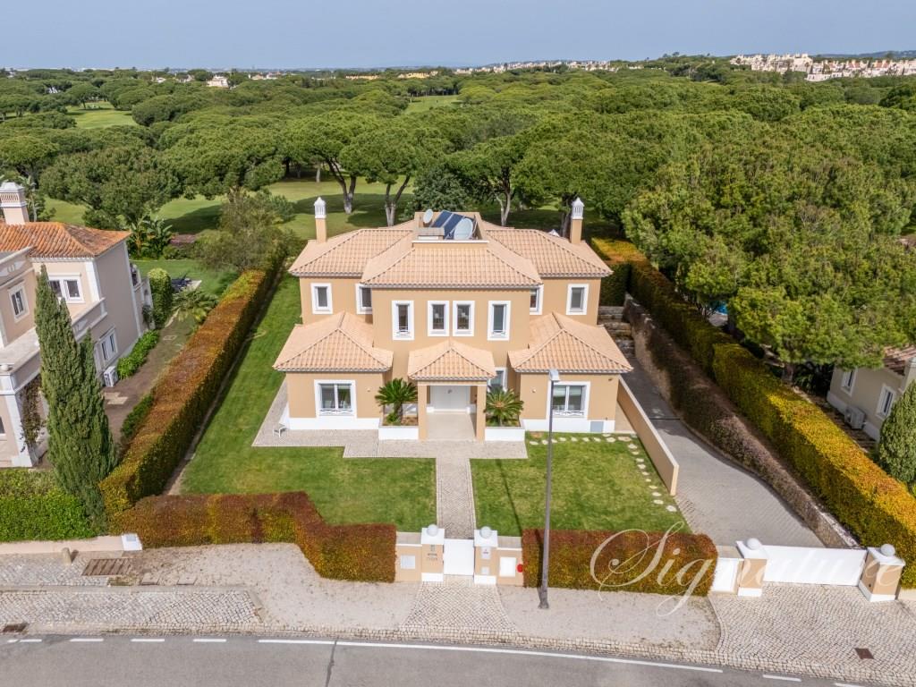 Beautifully presented 4-bedroom villa in Vila Sol
