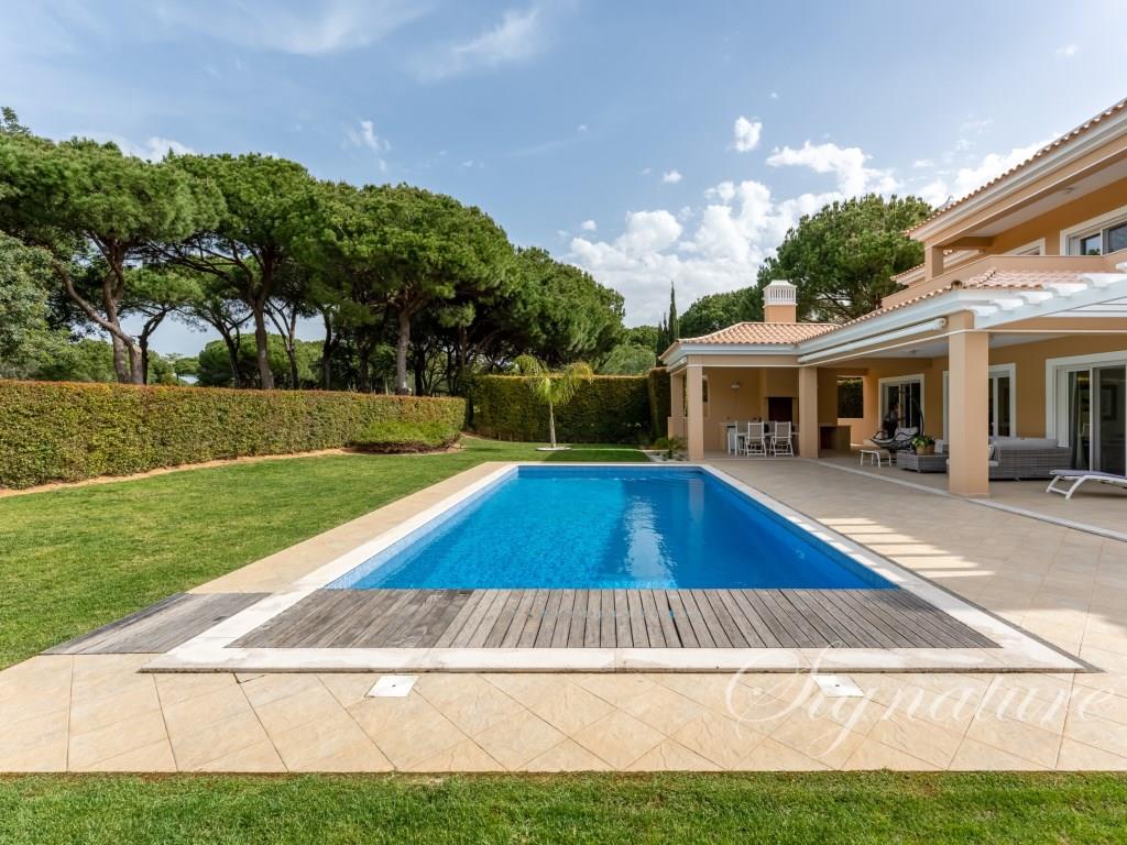 Beautifully presented 4-bedroom villa in Vila Sol