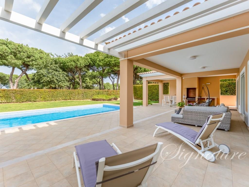 Beautifully presented 4-bedroom villa in Vila Sol