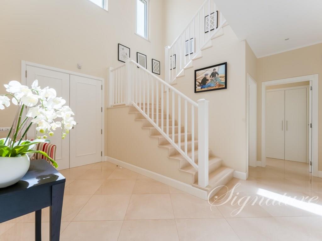 Beautifully presented 4-bedroom villa in Vila Sol