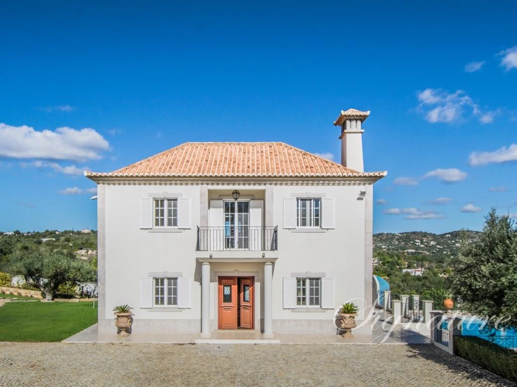 3 Bedroom Mansion in a pristine condition with swimming pool on a large plot in Santa Bárbara de Nex