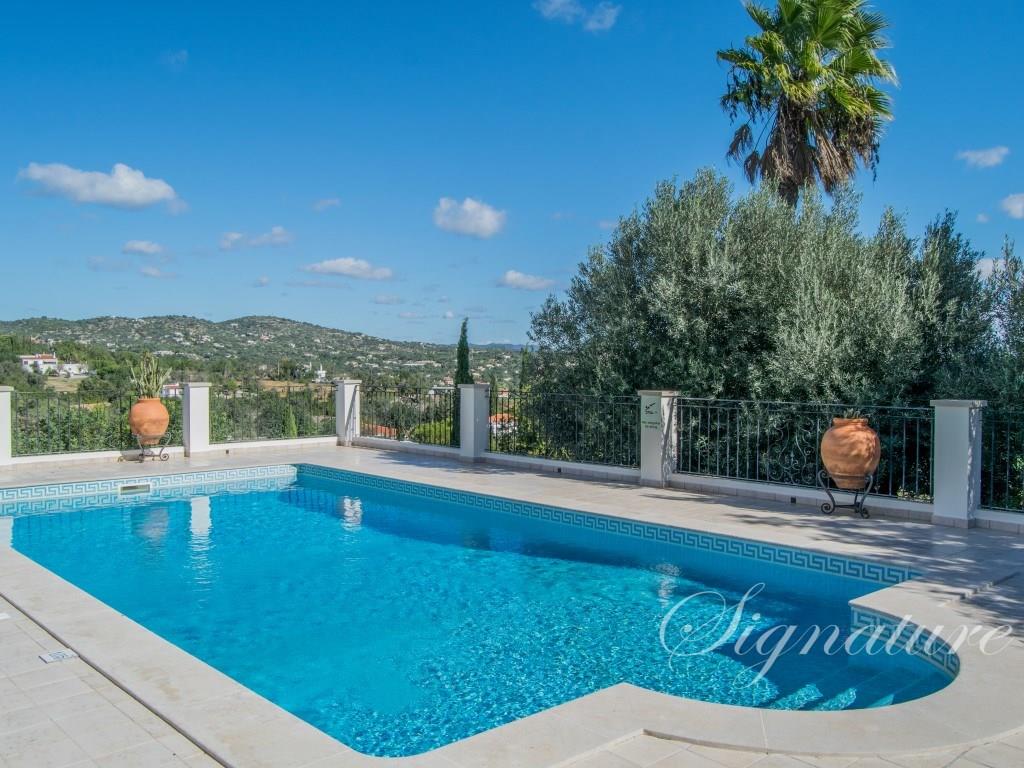 3 Bedroom Mansion in a pristine condition with swimming pool on a large plot in Santa Bárbara de Nex