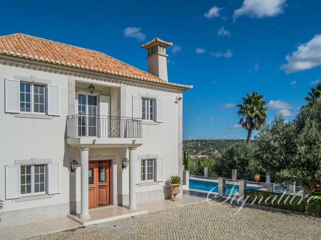 3 Bedroom Mansion in a pristine condition with swimming pool on a large plot in Santa Bárbara de Nex
