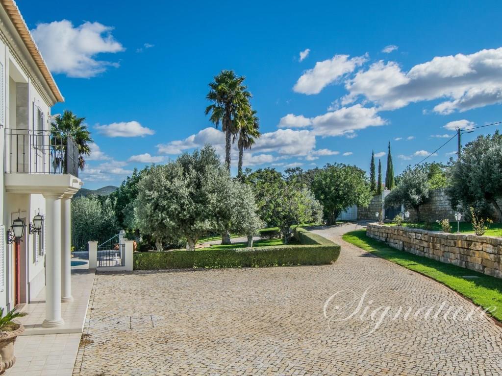 3 Bedroom Mansion in a pristine condition with swimming pool on a large plot in Santa Bárbara de Nex