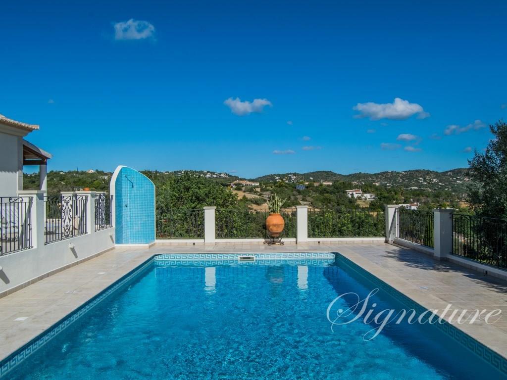 3 Bedroom Mansion in a pristine condition with swimming pool on a large plot in Santa Bárbara de Nex