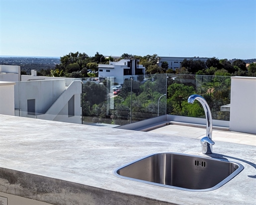 Moderne villa met 4 slaapkamers in de buurt van het centrum van Santa Barbara de Nexe met uitzicht o