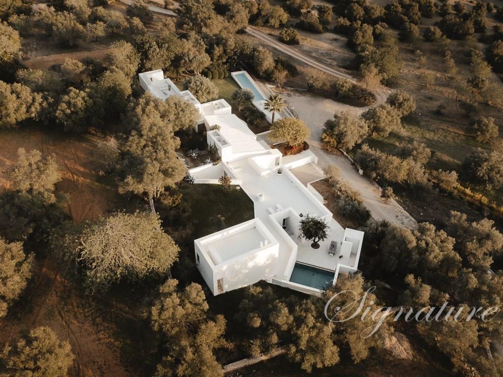Investment opportunity : A magical minimalist property in Santa Barbara de Nexe with 7 bedrooms and