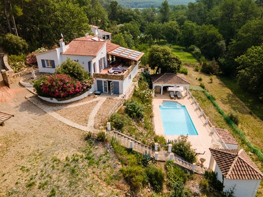 A pretty house with swimming pool and gite