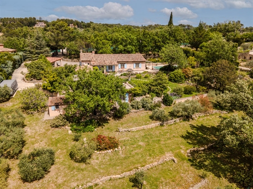 A charming Provençal villa with separate guest house, surrounded by greenery, situated just outside