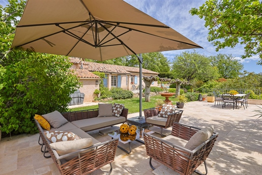A charming Provençal villa with separate guest house, surrounded by greenery, situated just outside