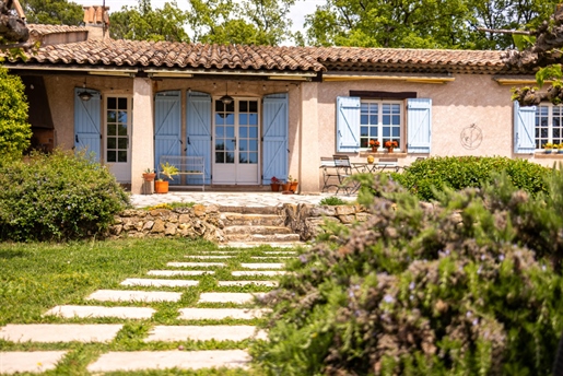 Une villa de charme en Provence, avec un gîte indépendant, entourée de verdure, à l'extérieur du vil