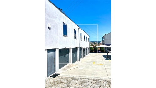 Entrepôt avec villa de 3 chambres et parking à Rio Tinto