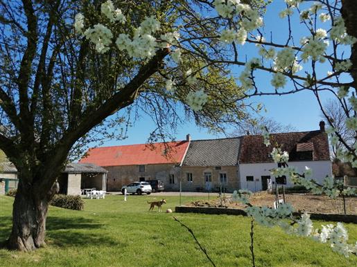 Tradiční kamenný vesnický dům v Pays d'Auge, s chatou pro hosty a další chatou k renova