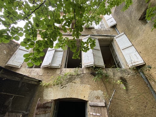 Large Bourgeois town property to renovate in the heart of Lectoure
