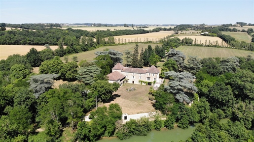 Somptuous Château on 9 hectares of land