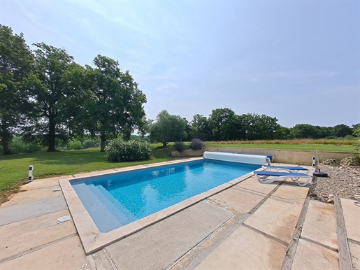 Piacevole casa di campagna ristrutturata con piscina e 19 ettari