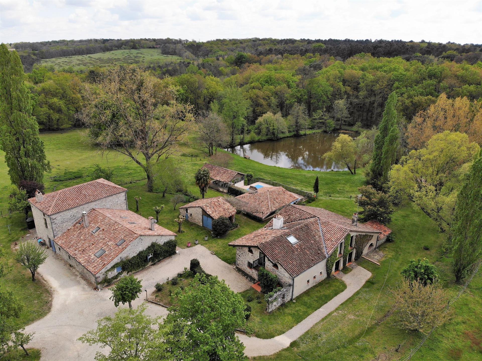 Propriété en Pierre avec Lac, Gîte et 3.7 Ha