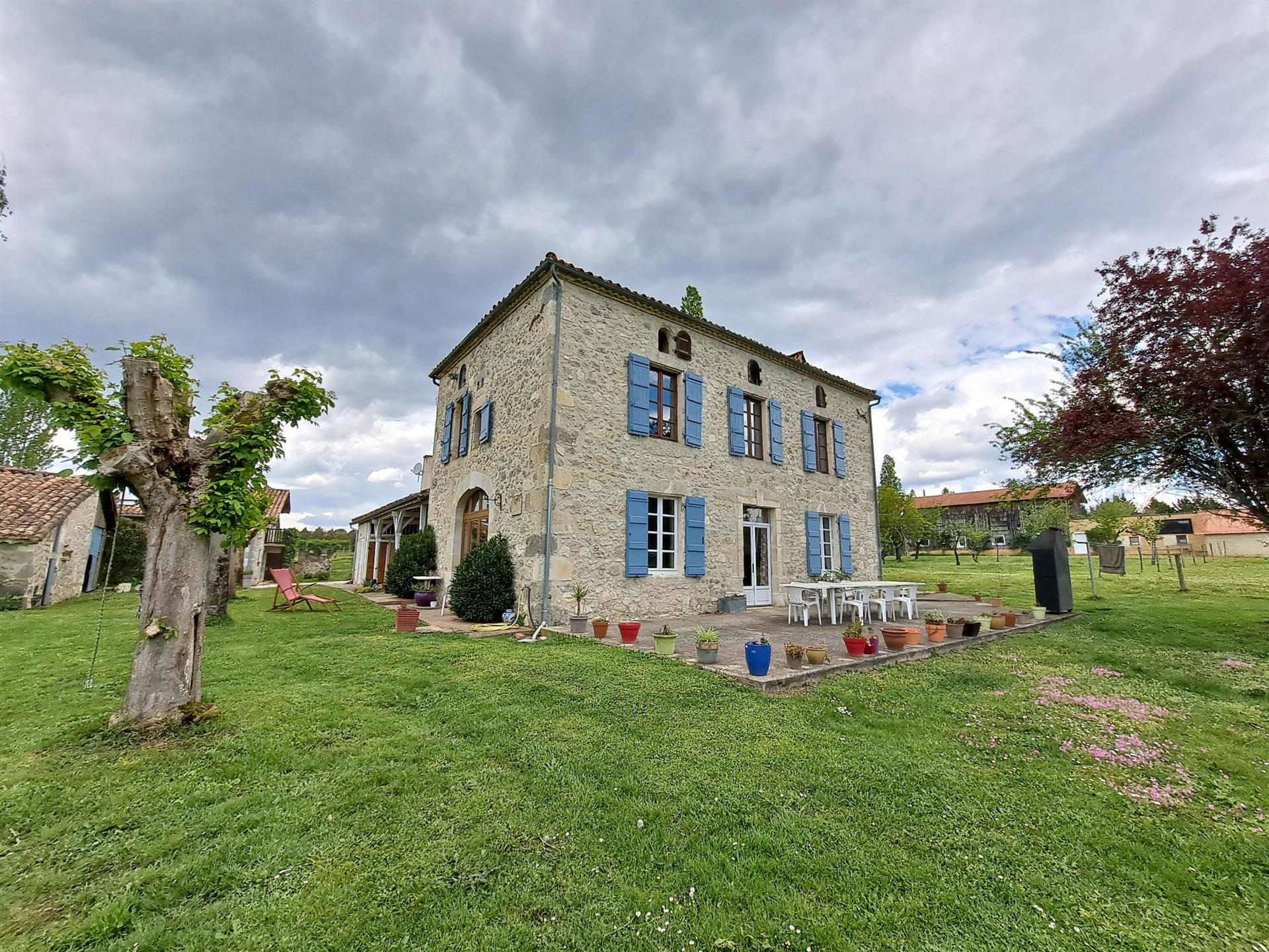 Propriété en Pierre avec Lac, Gîte et 3.7 Ha