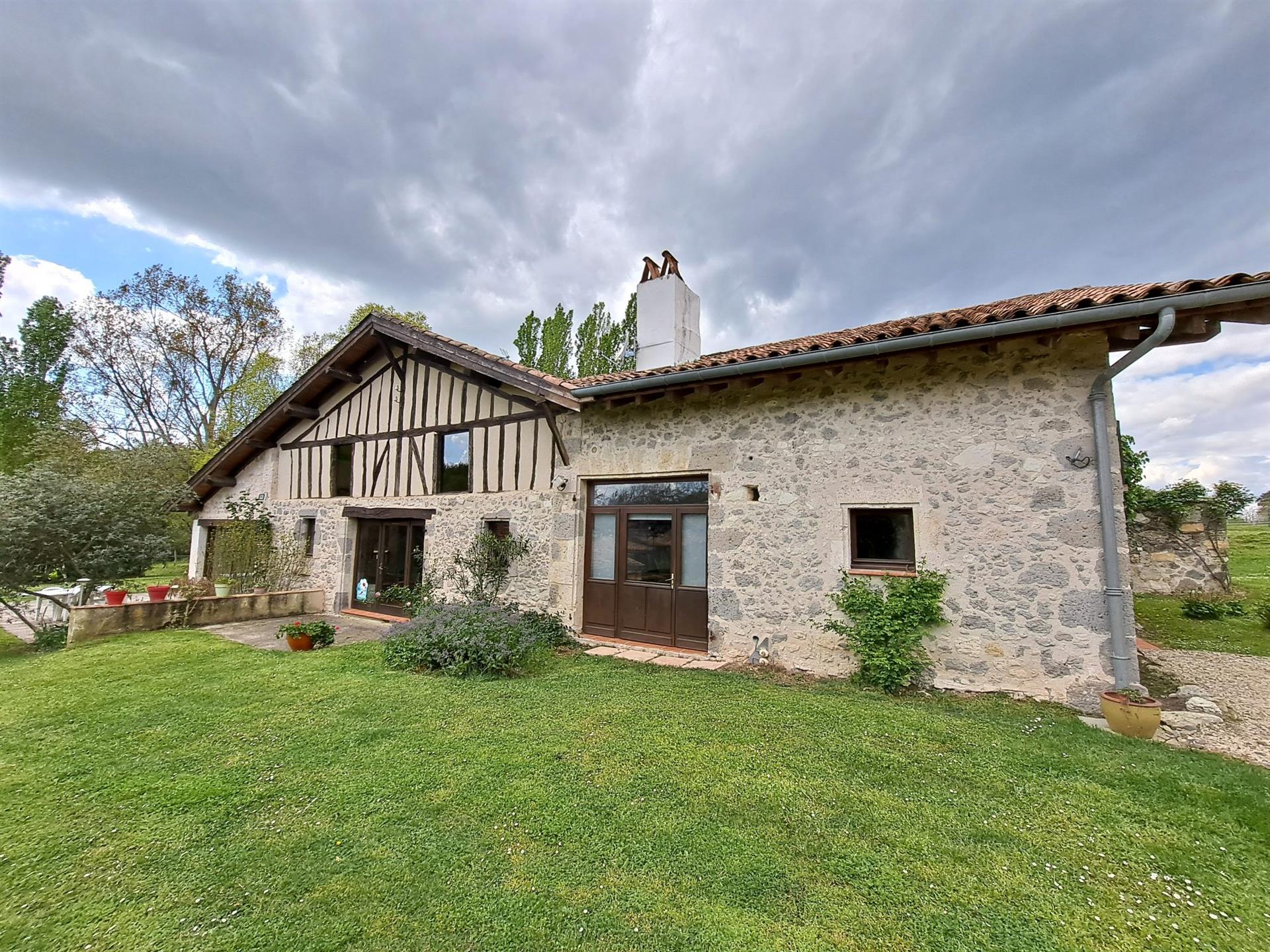 Propriété en Pierre avec Lac, Gîte et 3.7 Ha