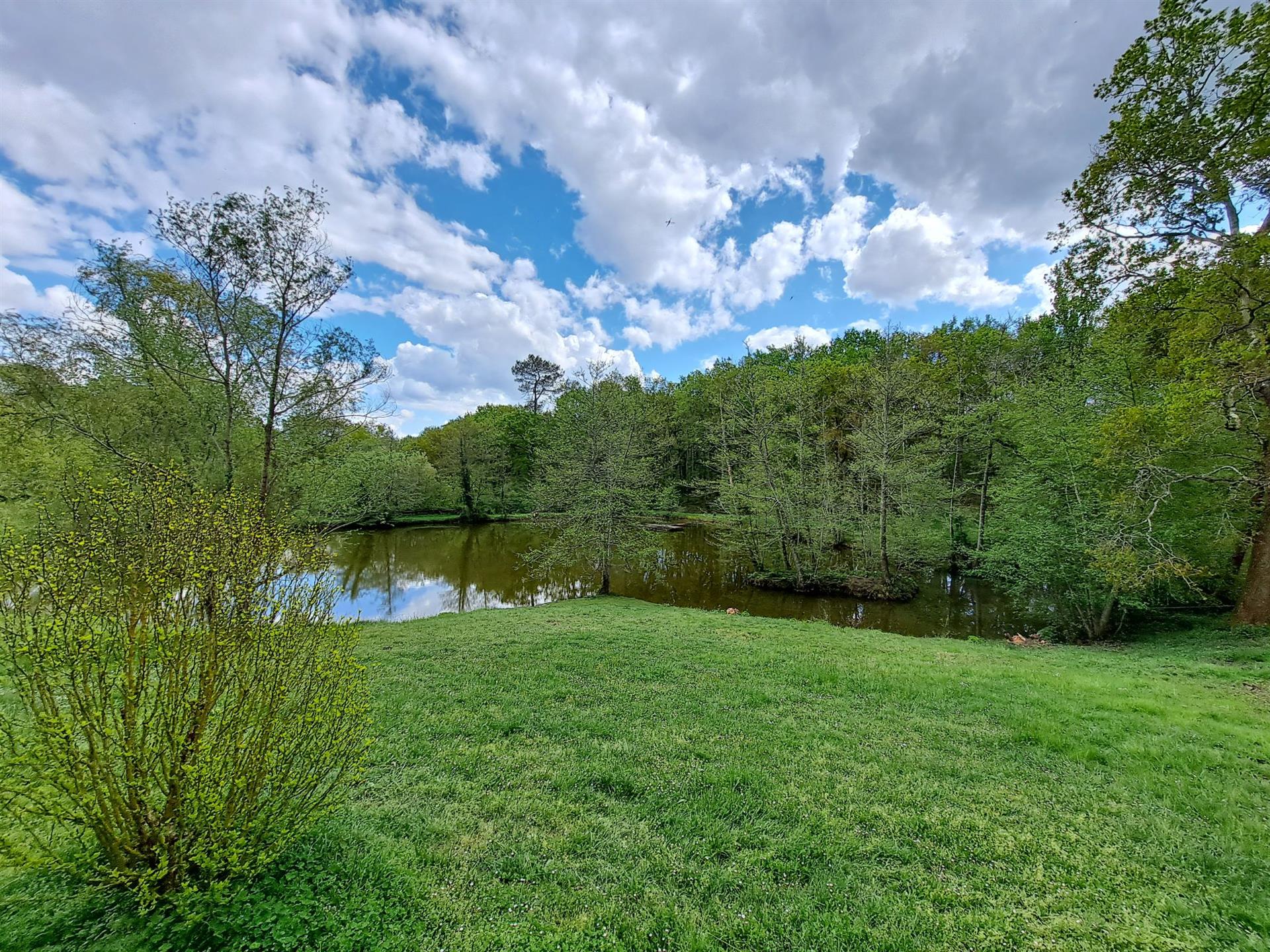 Propriété en Pierre avec Lac, Gîte et 3.7 Ha