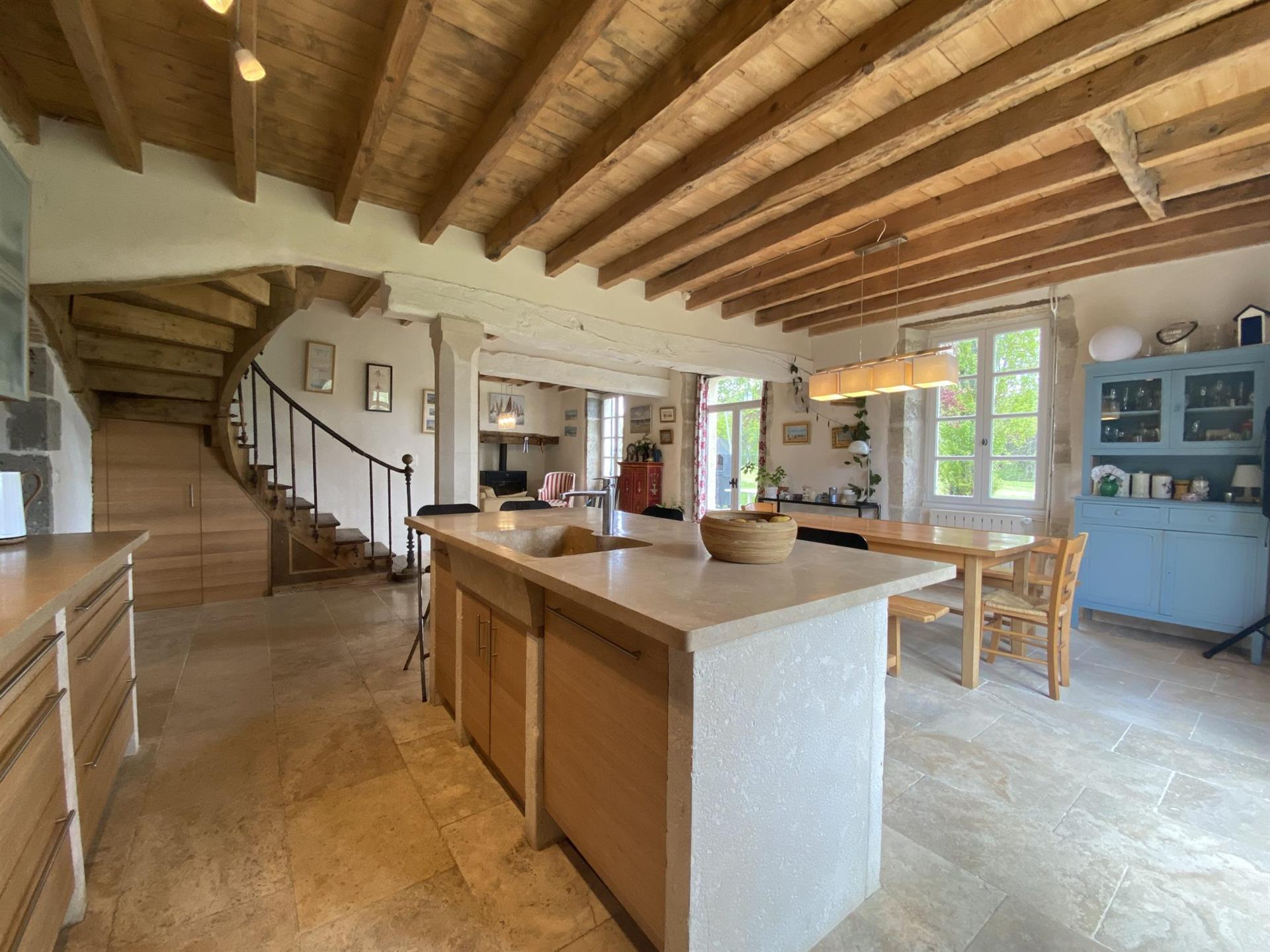 Propriété en Pierre avec Lac, Gîte et 3.7 Ha