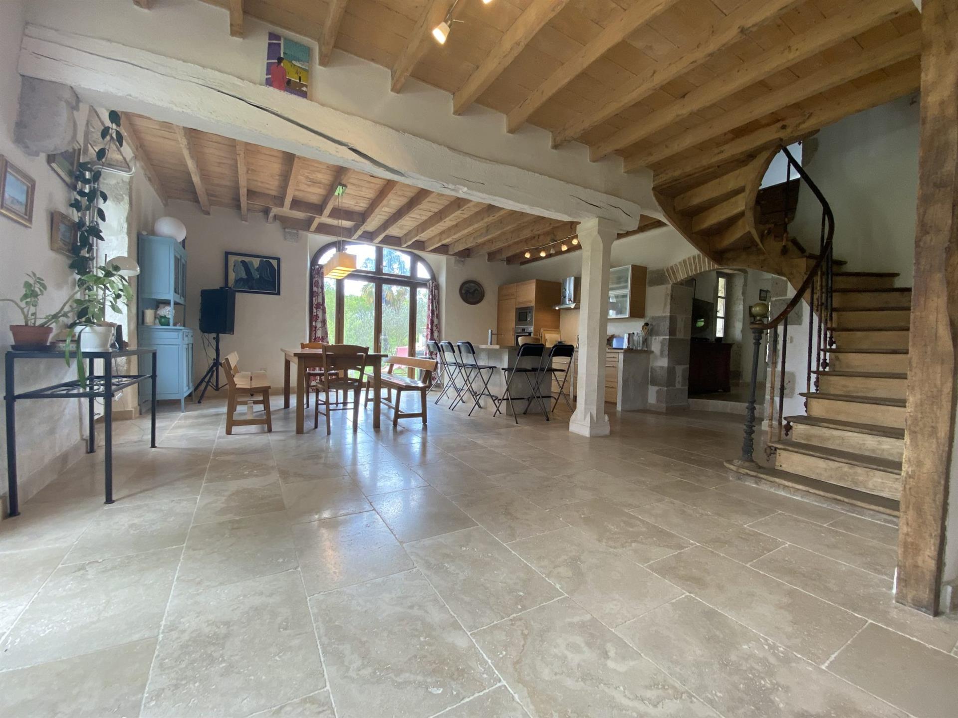 Propriété en Pierre avec Lac, Gîte et 3.7 Ha