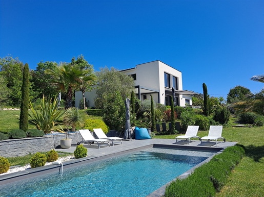 Prachtige luxe villa met uitzicht en zwembad