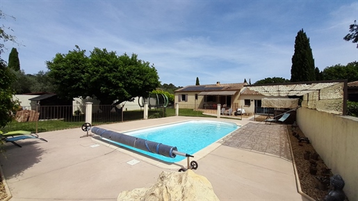 Single storey villa on land with swimming pool
