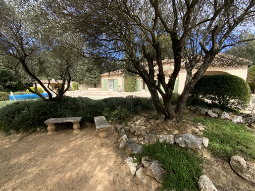 Dans village prisé, villa sur un terrain paysagé avec piscine.