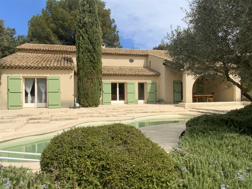 In a sought-after village, villa on a landscaped plot with swimming pool.