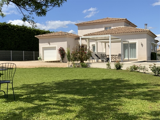 6 km from Uzès, recent villa with swimming pool.