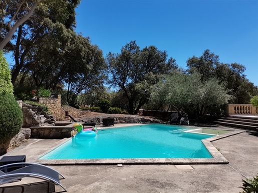 Onder architectuur gebouwde villa met zwembad nabij het dorp Pont du Gard.
