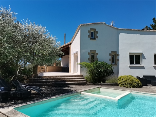 Onder architectuur gebouwde villa met zwembad nabij het dorp Pont du Gard.