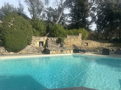 Architect's villa with swimming pool near Pont du Gard village.