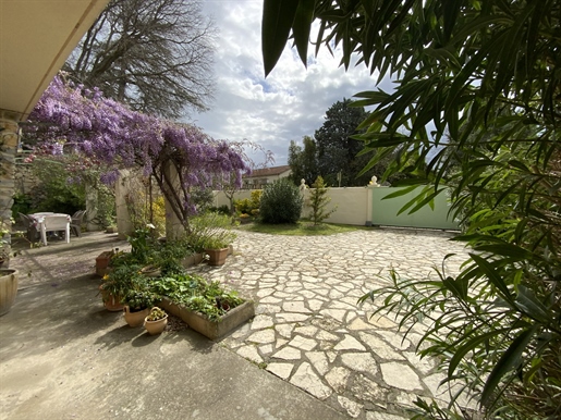 Villa of 160 m2 Uzès on foot with garden of 800 m2.