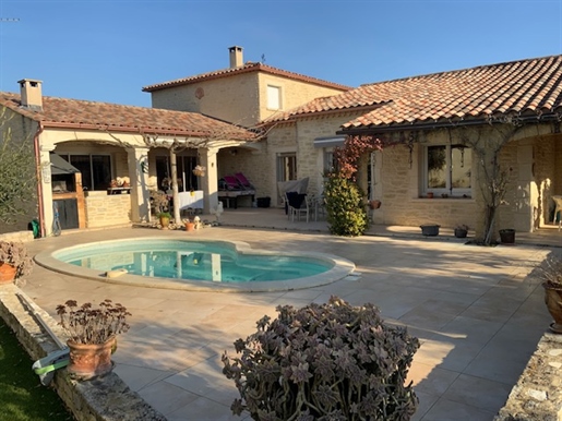 House with swimming pool Uzès on foot