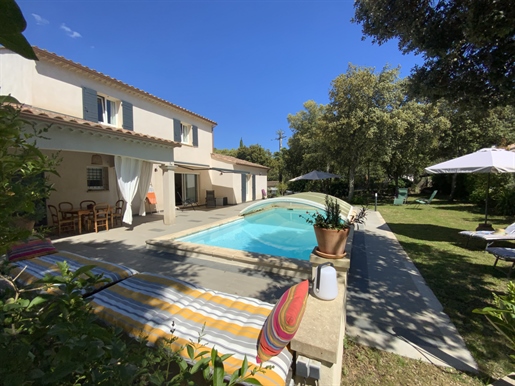 Belle villa avec piscine, terrain arboré.