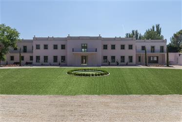 Exclusiva mansión de estilo tradicional recién construida en La Moraleja.