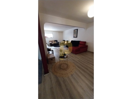 Wunderschön Renovierte 2-Zimmer-Wohnung in Vanicelos, Setúbal