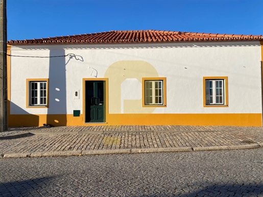 House with respect to commerce- Pavia, Mora, Évora