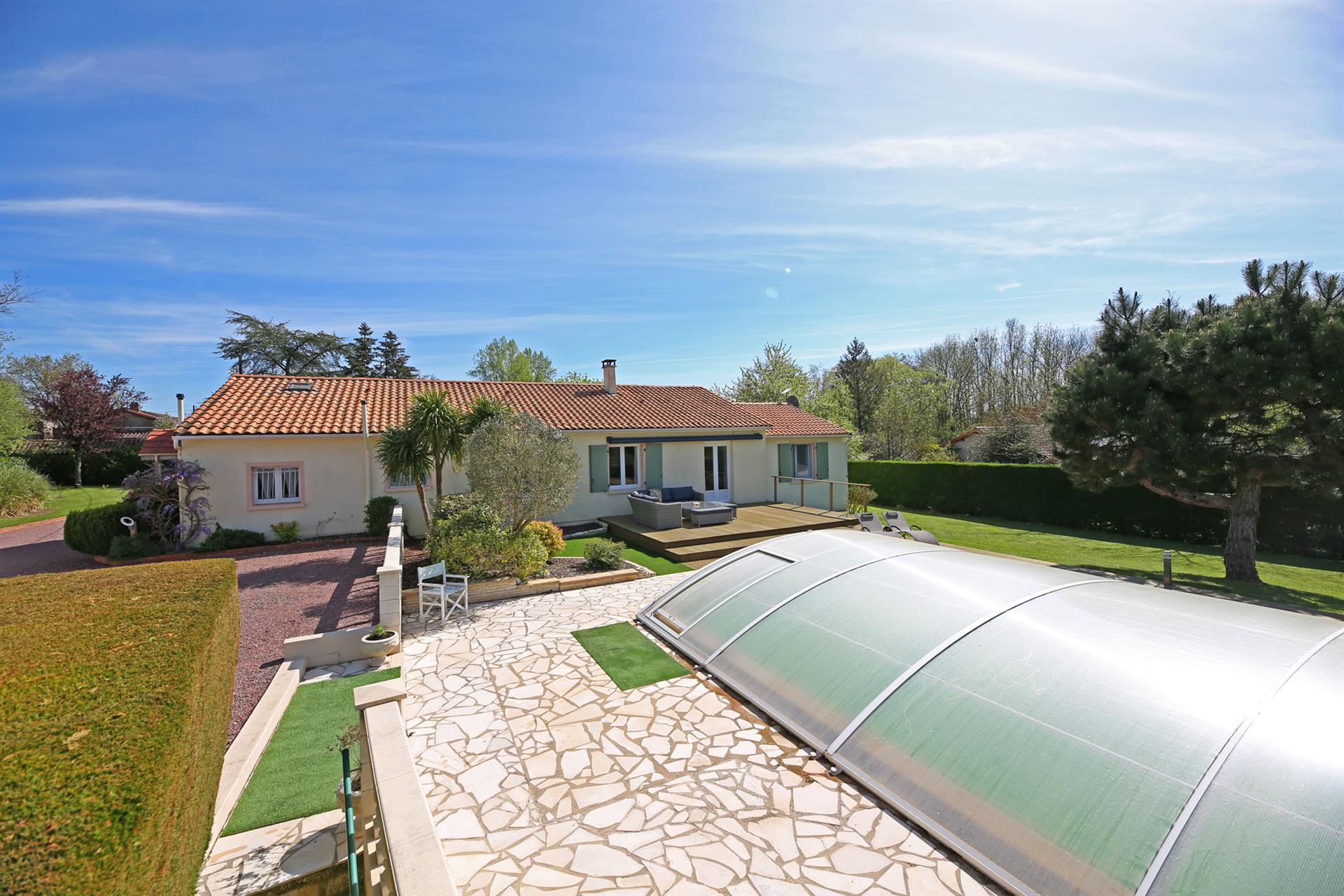 Immaculate bungalow 3bed/2bath, covered pool & 1.5 hectares