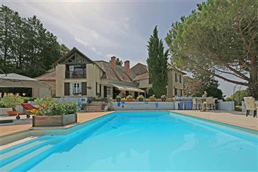 Stunning property 4 receptions, 5 beds/5baths, pool, 4.5hectares