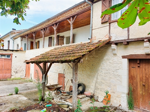 Set von zwei Dorfhäusern, die restauriert werden sollen.