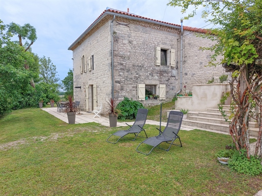 Stone building of approximately 265 m2 on three levels (6 bedrooms).