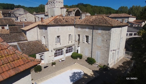 Stone village house of more than 400 m2 plus outbuildings. Land of 25,579 m2