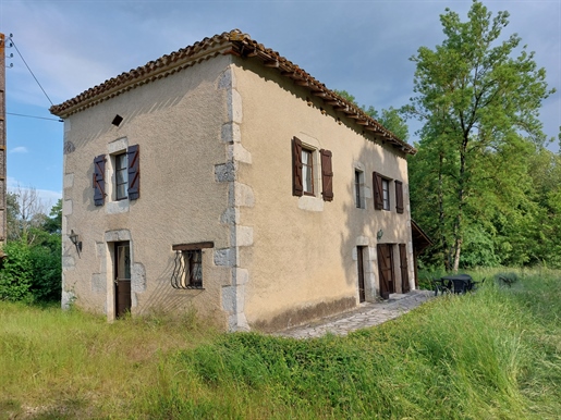 Stone house on two levels, approximately 90 m2 (3 bedrooms). A double garage.