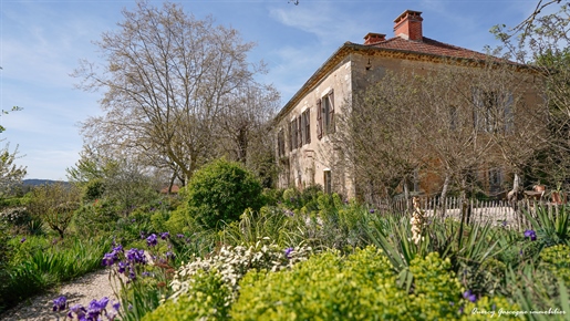 Maison de maître dans un charmant hameau, avec un joli jardin arboré