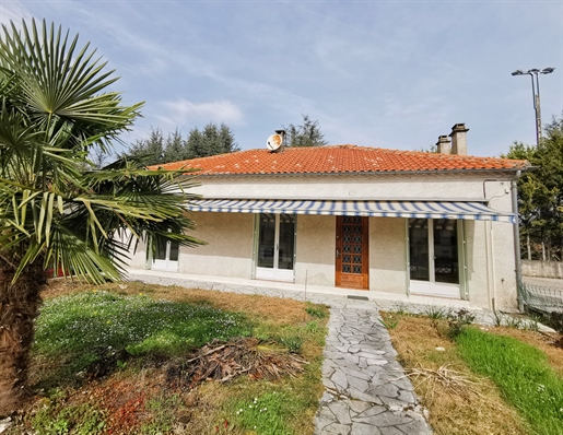 Single storey house in the village of Montcuq